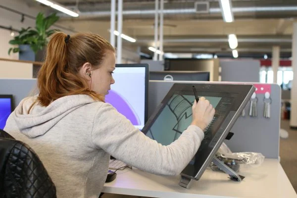 قلممحورها: نبرد بومهای دیجیتال تصویرسازی🖌️🎨 از Procreate تا Adobe Fresco 1 دیزاینر صنعتی