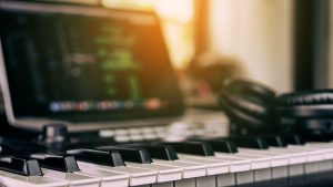 ترکیب صدا و ساخت موسیقی با استفاده از علوم کامپیوتری