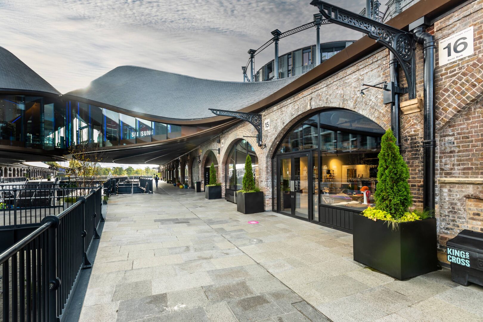 توماس هدرویک: طراح با هویت چندرشتهای | Thomas Heatherwick 7 Coal Drops Yard – لندن 2019 دیزاین کلاب: باشگاه پرورش محصول طراحی خودرو