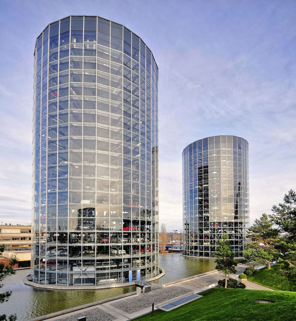 سریعترین پارکینگ مکانیزه جهان | برجهای شیشهای فولکس واگن 4 autostadt vw towers پارکینگ مکانیزه شیشه ای فولکس واگن باشگاه پرورش محصول tegory%