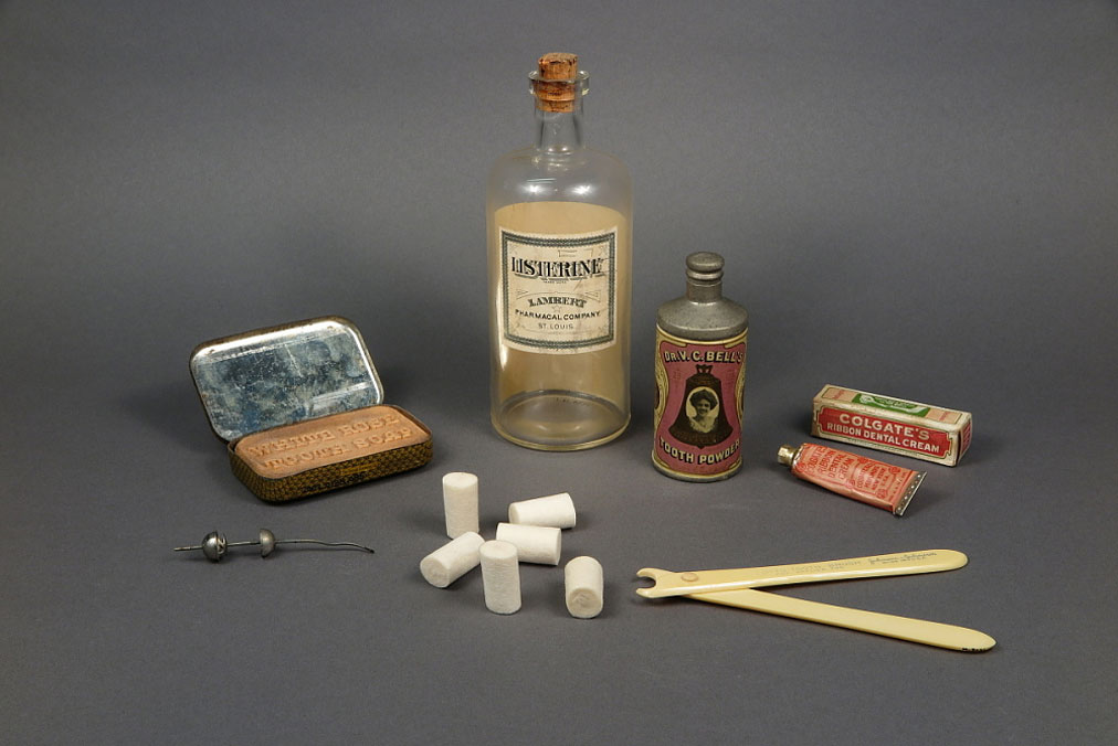 شیشهٔ مایع ضدعفونی لیسترین – عکس از National Museum of American History