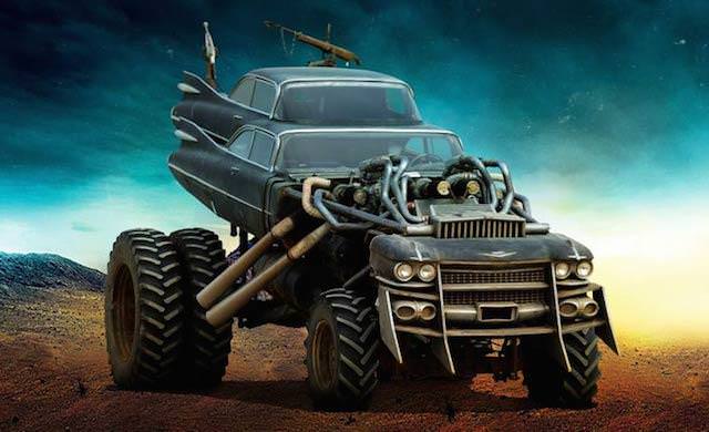 نگاهی به طراحی خودروها و وسایل نقلیه عجیب فیلم Mad Max 3
The Gigahorse
وسیلهی نقلیهی Gigahorse مانند دوقلویی به هم چسبیده از کادیلاک کوپه دیولز است. هر دوی این کادیلاکها برروی شاسیای غولآسا نصب شدهاند. این وسیلهی نقلیه با دو موتور قدرتمند V-8 همراه است. Gigahorse حقیقتا مانند یک کابوس است.