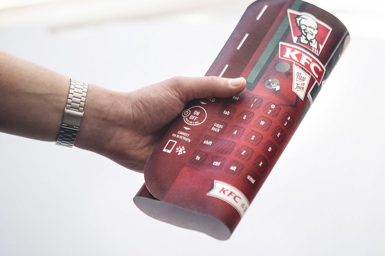 سینی هوشمند KFC Tray Typer: تجربهای نوین از بازاریابی و فناوری 1 معرفی سینی هوشمند KFC Tray Typer تجربهای نوین از بازاریابی و فناوری