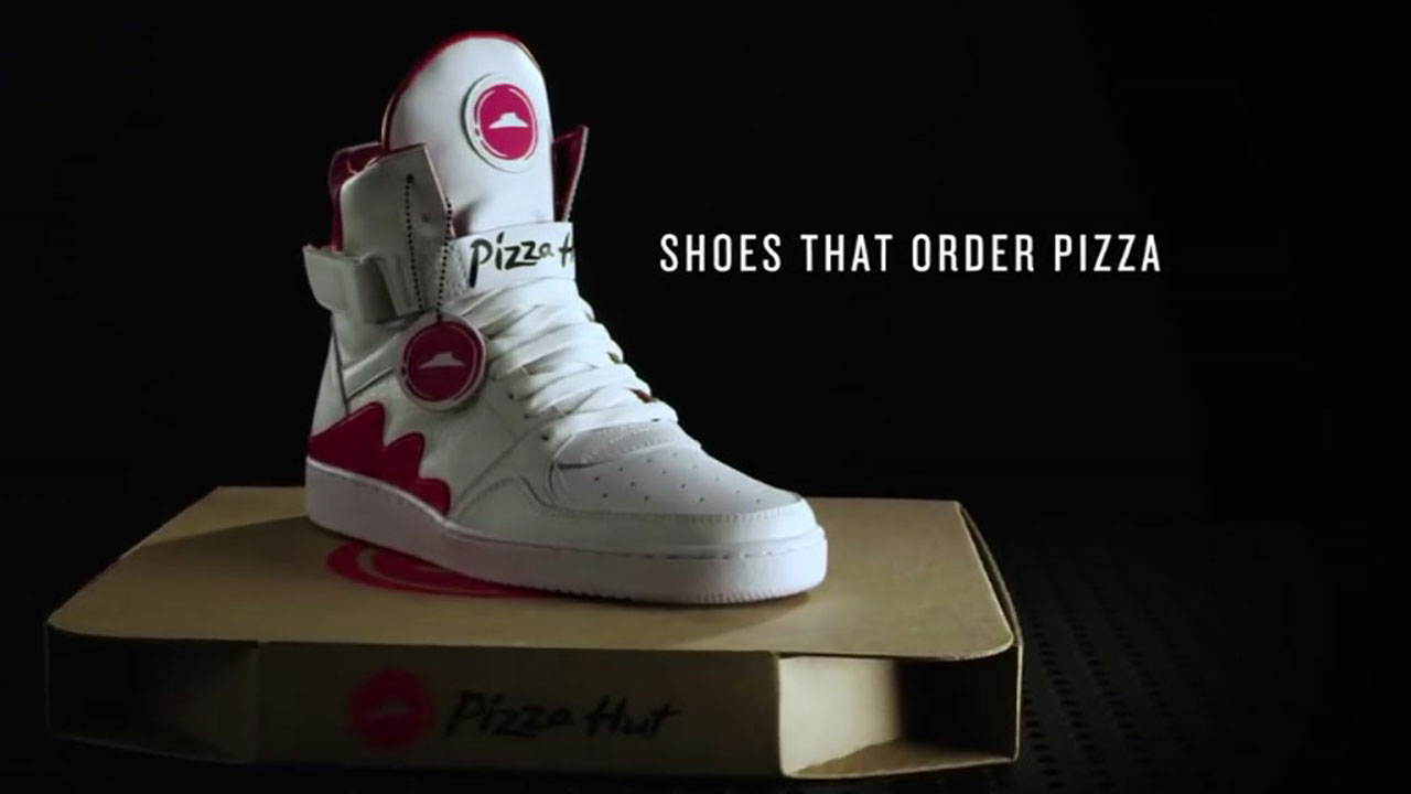کفش هوشمند Pizza Hut: فیچر سفارش پیتزا و بازاریابی خلاقانه معرفی کفش هوشمند Pizza Hut ترکیب تکنولوژی و بازاریابی خلاقانه