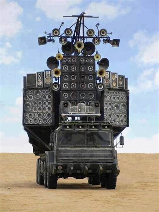 نگاهی به طراحی خودروها و وسایل نقلیه عجیب فیلم Mad Max 6 Prelude to war
یک صحنه پرتابل که موسیقی رو متن فیلم آورده با یه گیتاریست دیوانه سبک متال رو کامل میکنه.