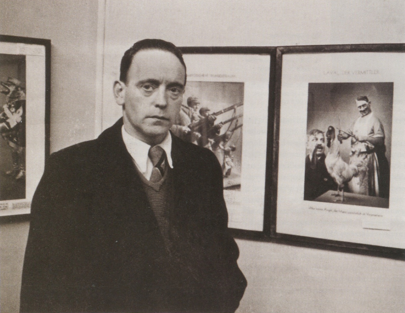 جان هرتفیلد: طراح گرافیک که با تصویرسازی علیه فاشیسم جنگید | John Heartfield 1 john heartfield جان هرتفیلد طراح گرافیک که با تصویرسازی علیه فاشیسم جنگید 1 دیزاین کلاب: باشگاه پرورش محصول تصویرسازی