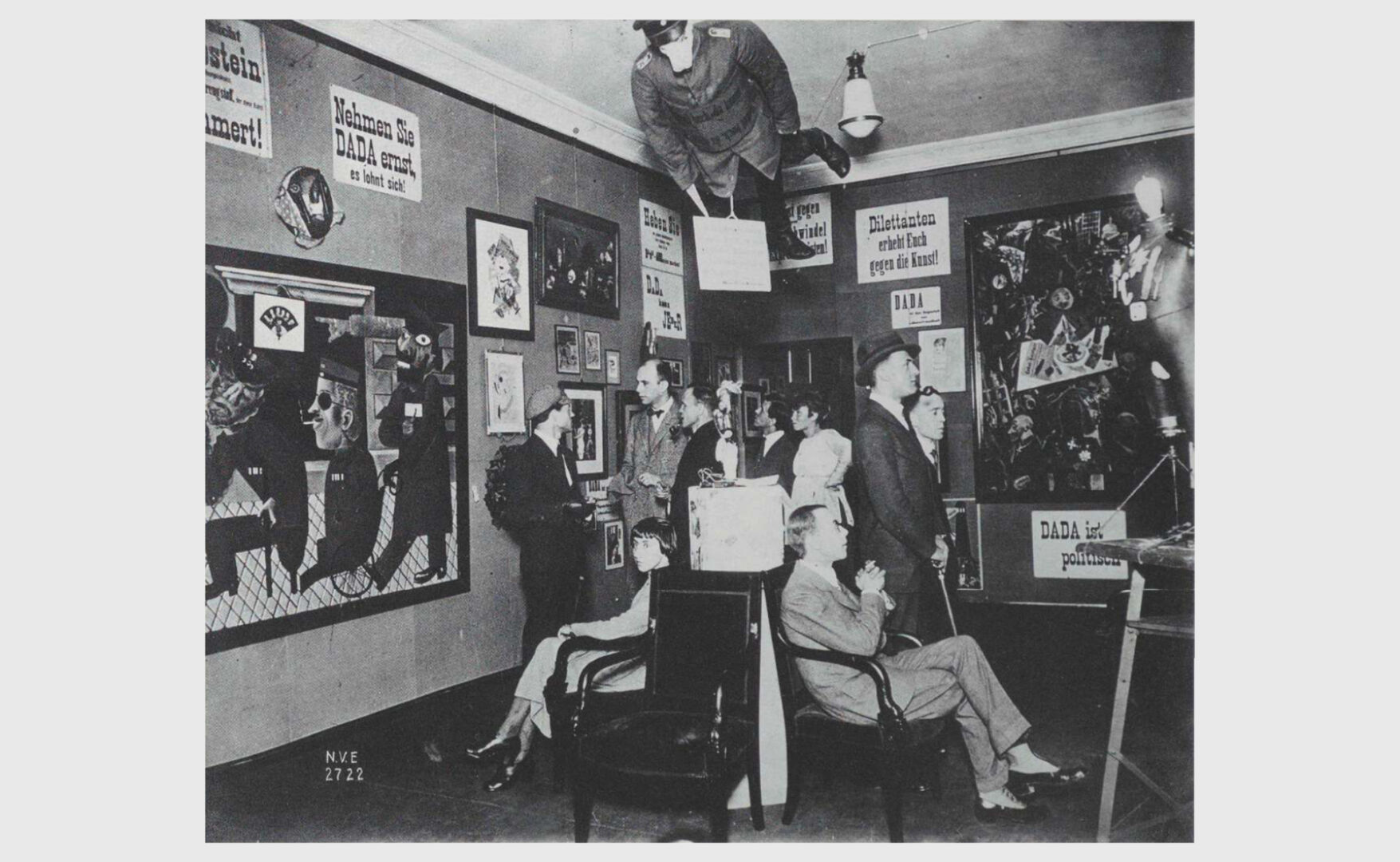 جان هرتفیلد: طراح گرافیک که با تصویرسازی علیه فاشیسم جنگید | John Heartfield 6 john heartfield جان هرتفیلد طراح گرافیک که با تصویرسازی علیه فاشیسم جنگید 8 دیزاین کلاب: باشگاه پرورش محصول تصویرسازی