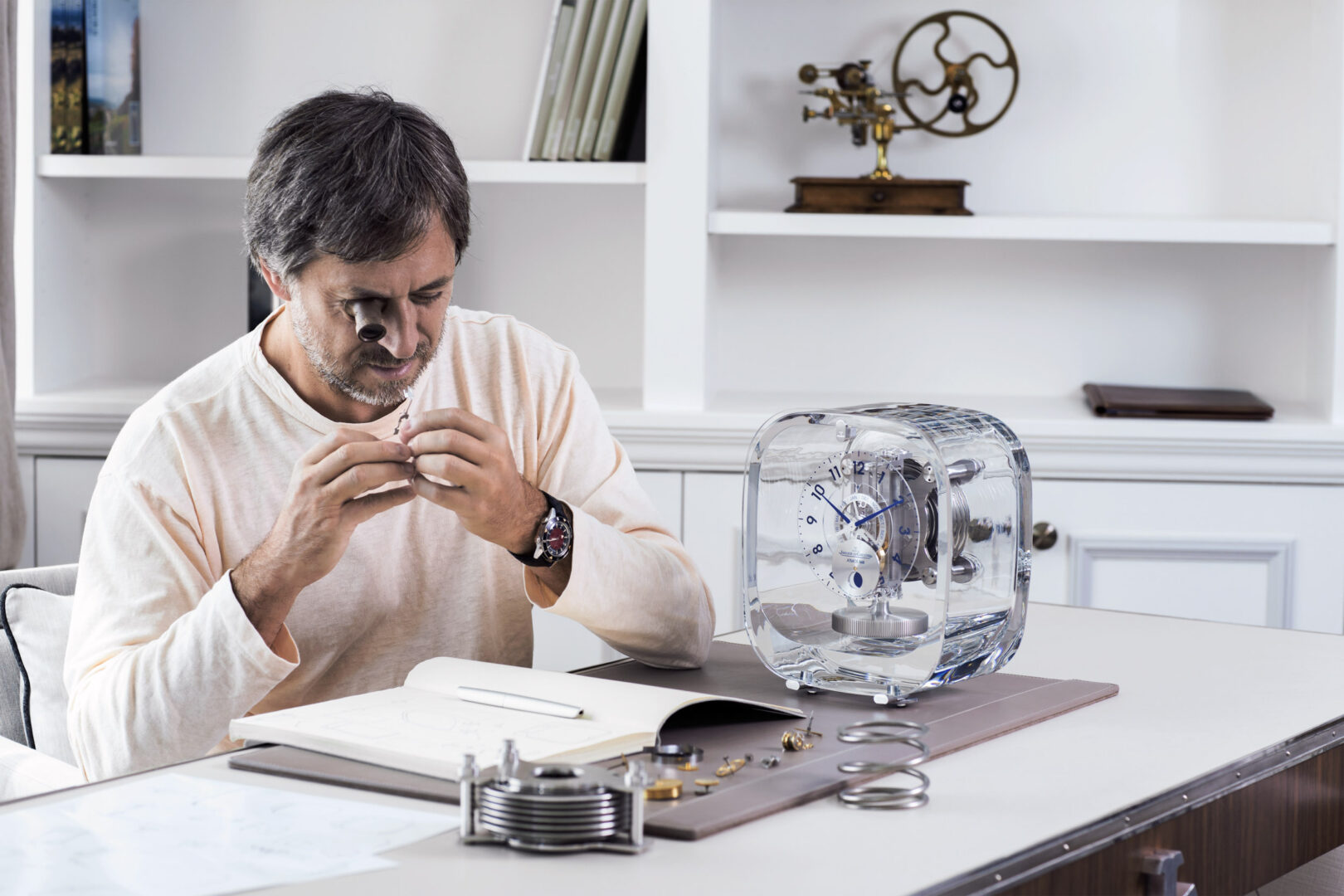 مارک نیوسون: طراح محصول چندمنظوره | Marc Newson 2 نیوسون طراح آیندهگرا با فرمهای سیال Marc Newson 1 دیزاین کلاب: باشگاه پرورش محصول طراحی محصول