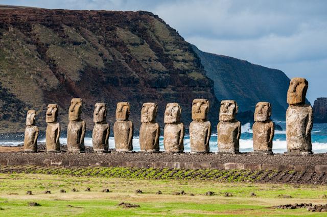 نمادشناسی معروفترین مجسمههای جهان 2 مجسمههای موآی Moai Statues دیزاین کلاب: باشگاه پرورش محصول هویت بصری