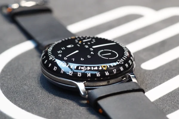 Ressence: ساعتی که انگار در فضا معلقه 1 Ressence ساعتی که انگار در فضا معلقه دیزاین کلاب: باشگاه پرورش محصول طراحی اکسسوری